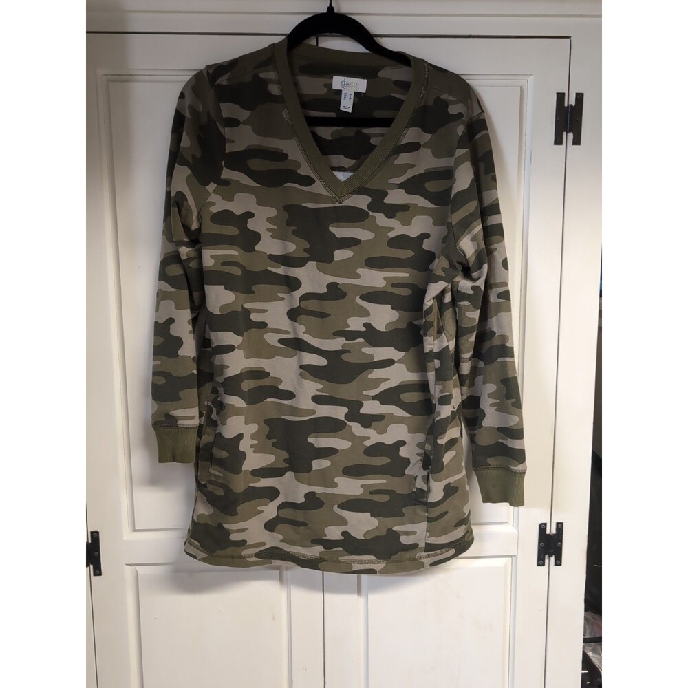 D & Co Active Womens Sweatshirt Green Camo M Pullover V Neck Pockets Lightweight